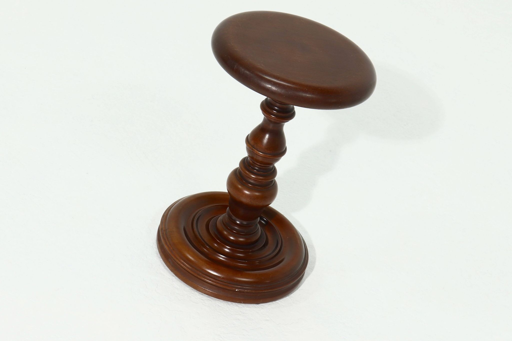 Table d'appoint décorative en bois massif des années 1960