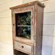Vitrine murale vitrée en bois massif gris effet vieilli