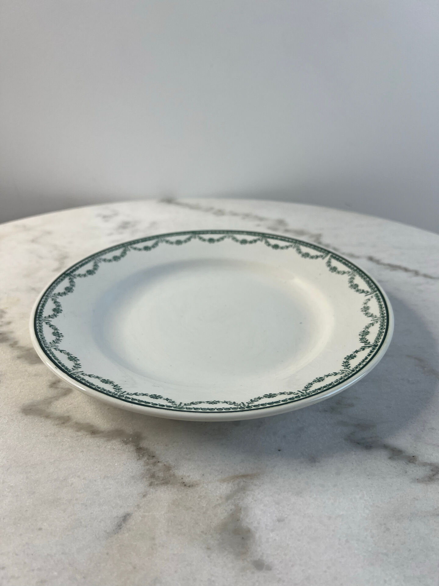 Set of 12 flat plates in Saint Amand earthenware, 22.5cm.