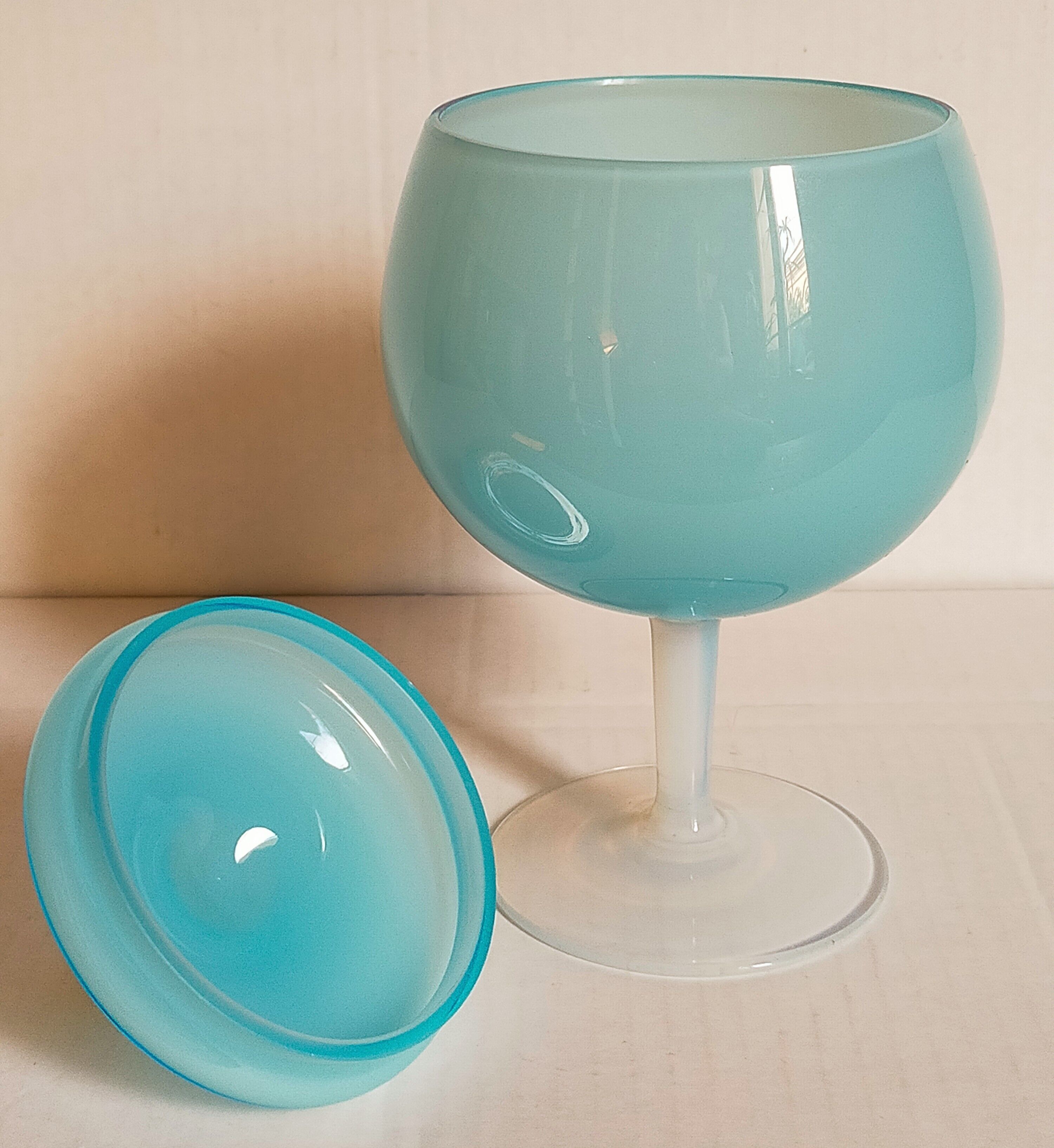 Pot couvert sur pied en opaline de foire vintage