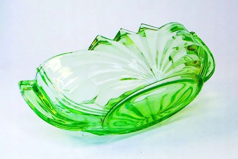 A8T Niemen Stolle Art Deco uranium fruit bowl