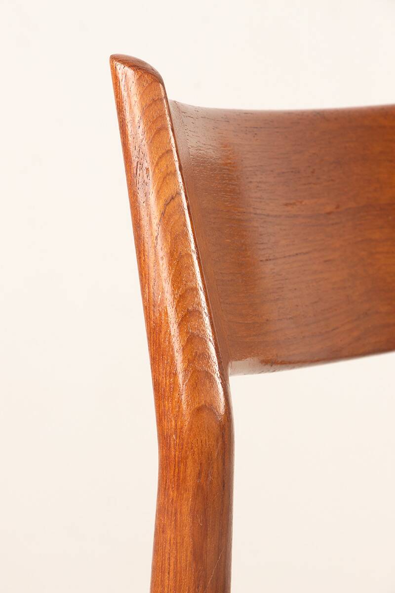 6 Danish chairs in teak and new skai, model 418 Arne Vodder 1960.