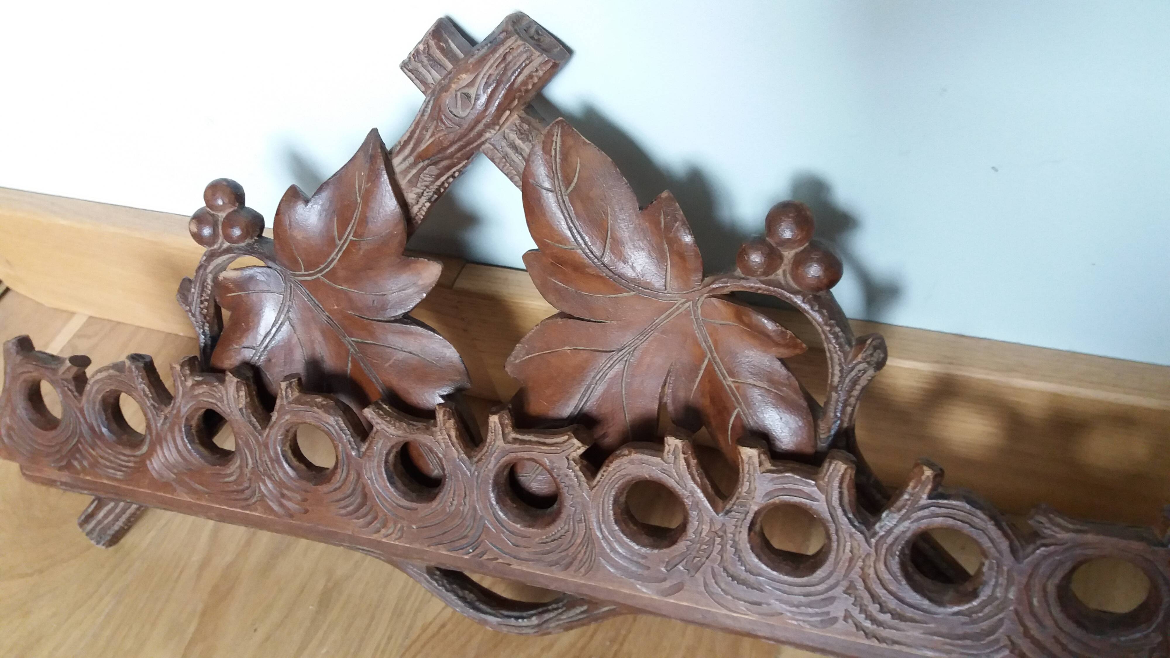 Porte pipes en bois sculpté