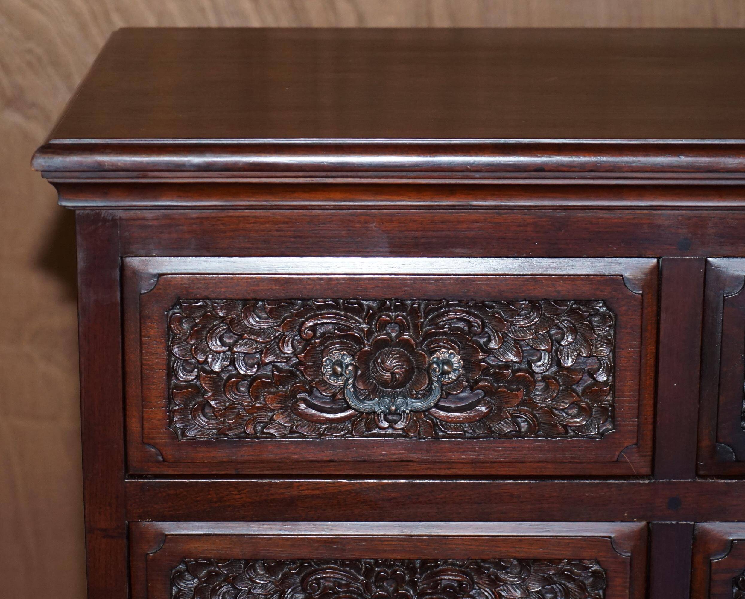 Paire de commodes vintage en bois dur sculpté