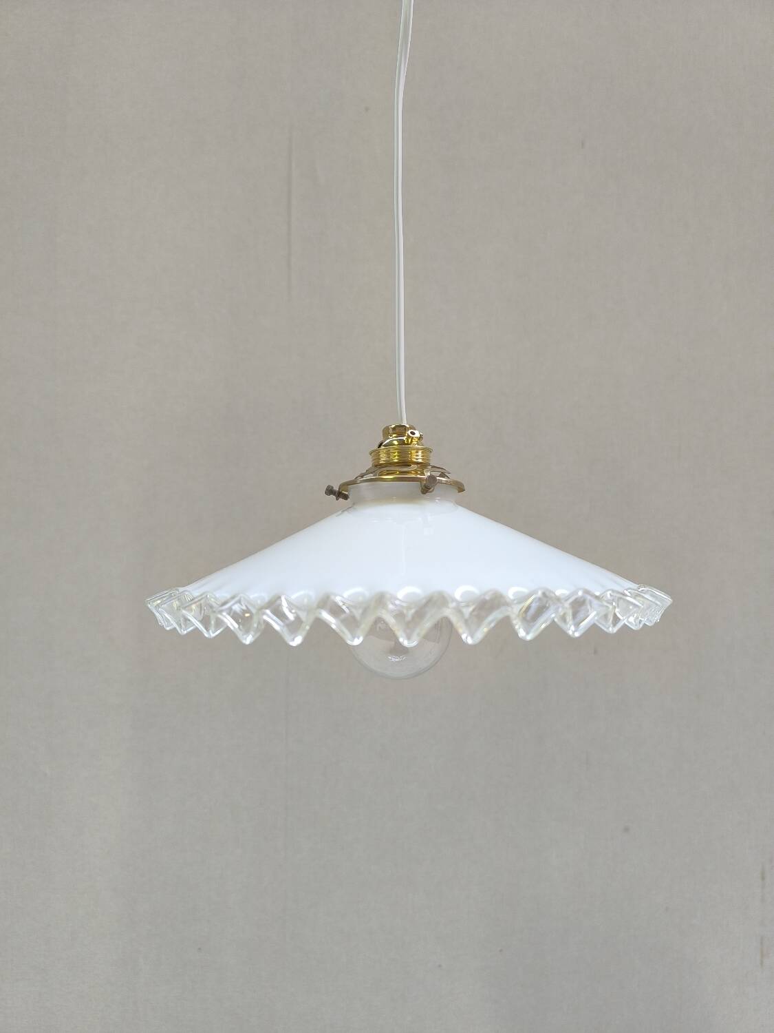 Notched opaline suspension