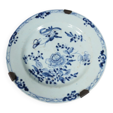 Chinese blue and white plate with peony and butterfly – Qianlong, 18th c.