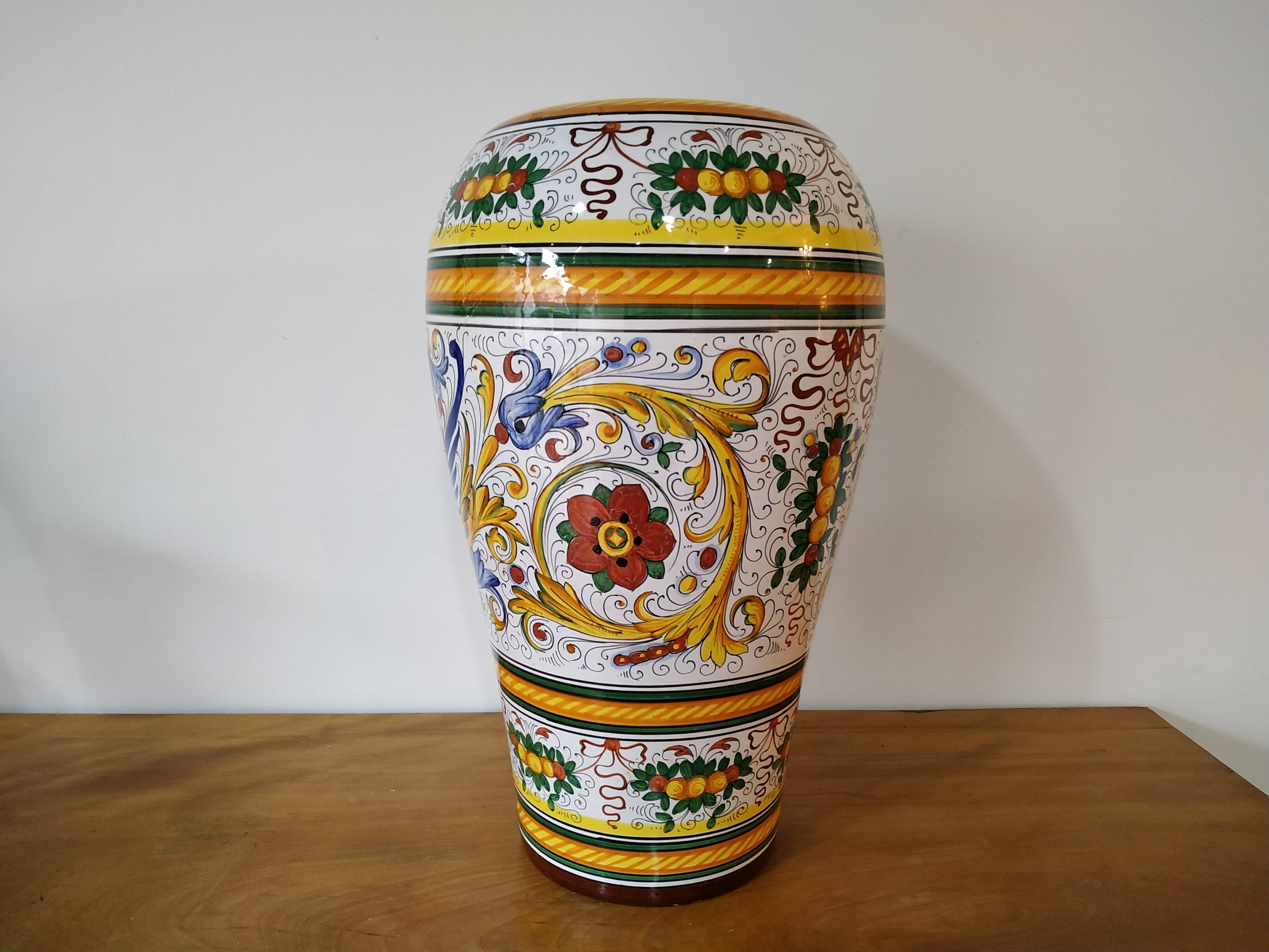 Vase in Italian majolica