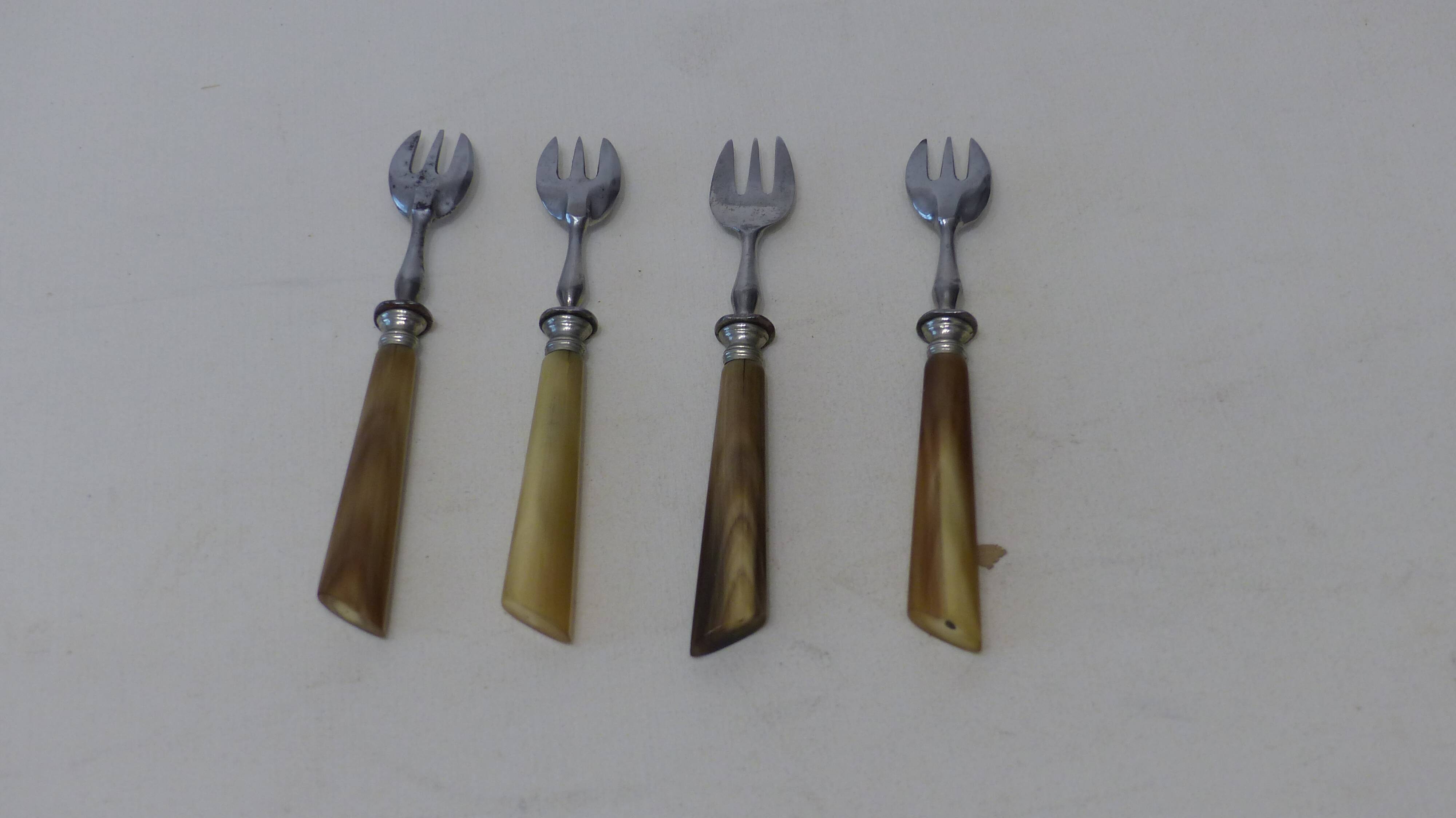 4 dessert forks