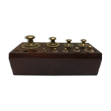 Série de poids laiton sur support en bois