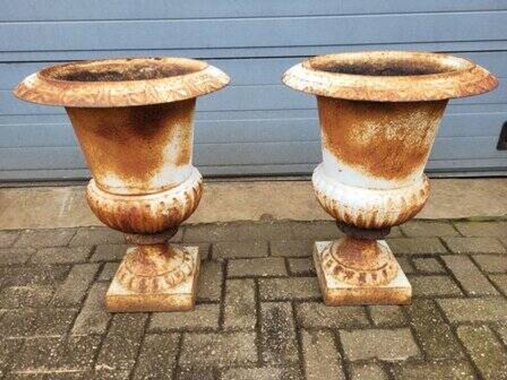 Pot, jardinière en fonte