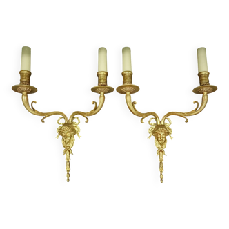 Paire de grandes appliques aux visages masculins style Louis XVI - bronze