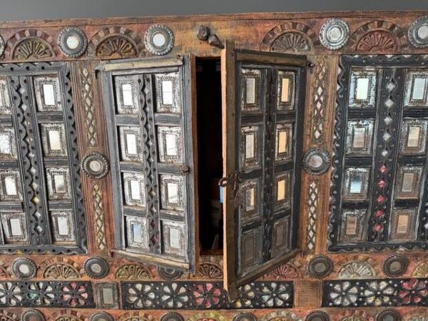 Ancien meuble de mariage du Rajasthan en bois sculpté, incrustations d