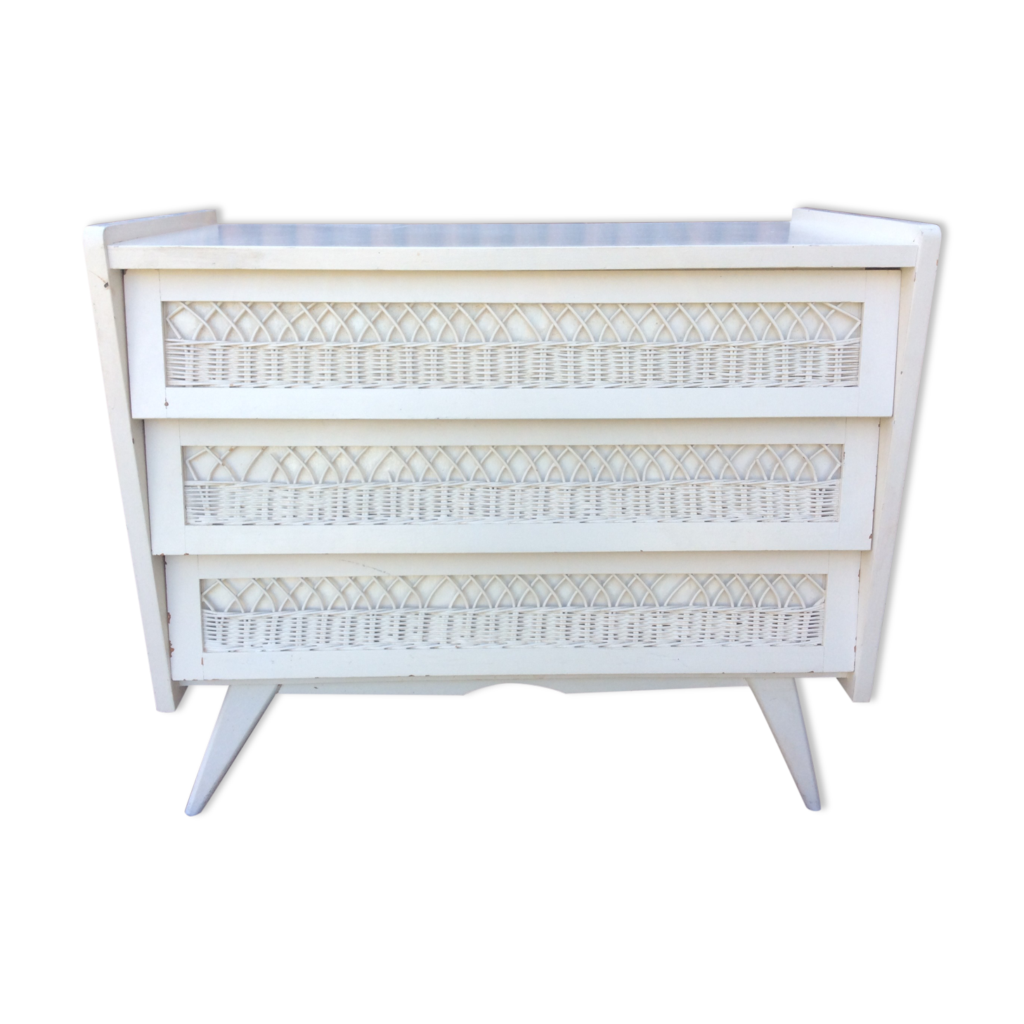 Commode vintage pieds compas tiroirs en rotin laquée blanc.