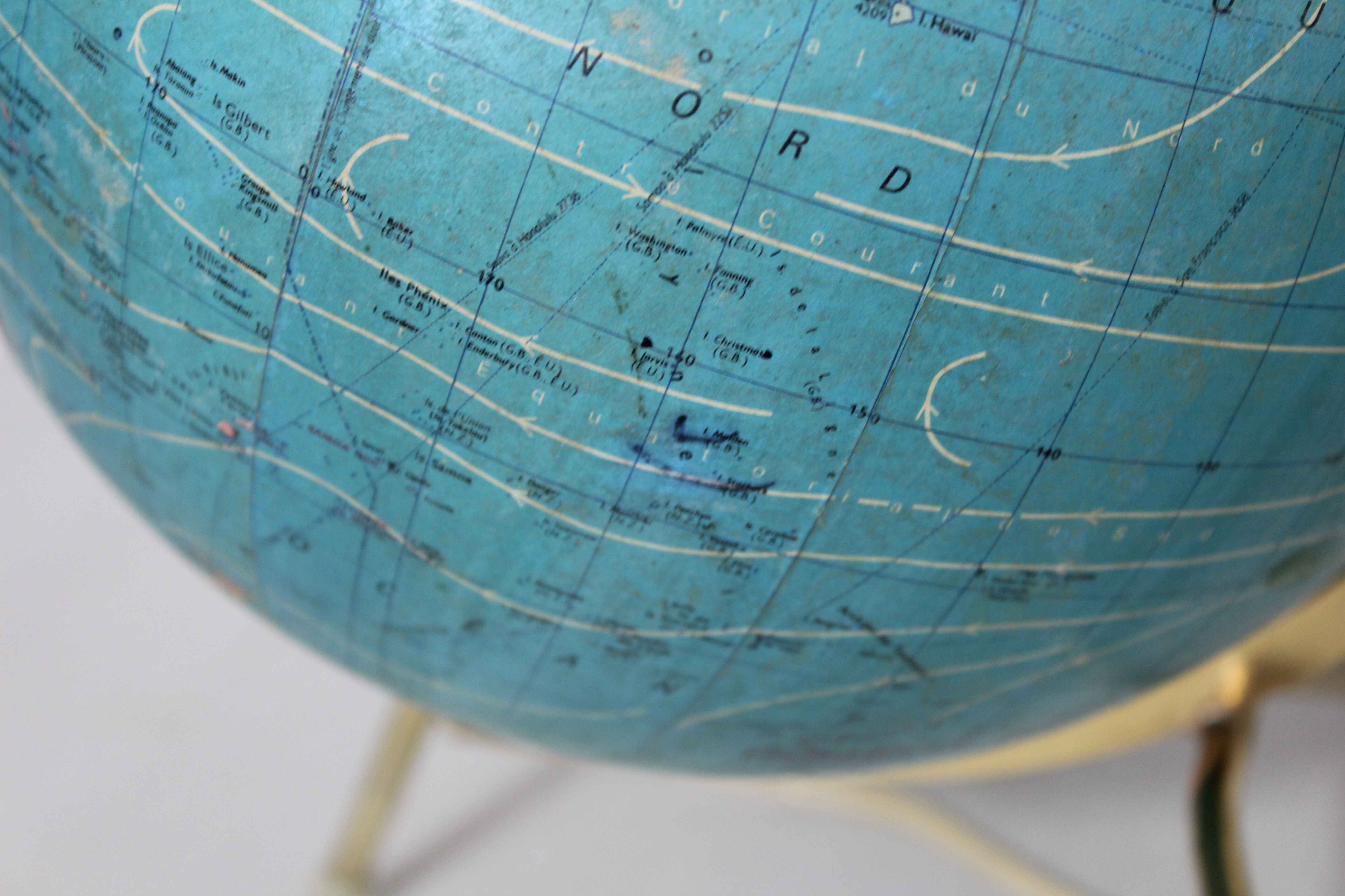 Luminous world map in tripod glass