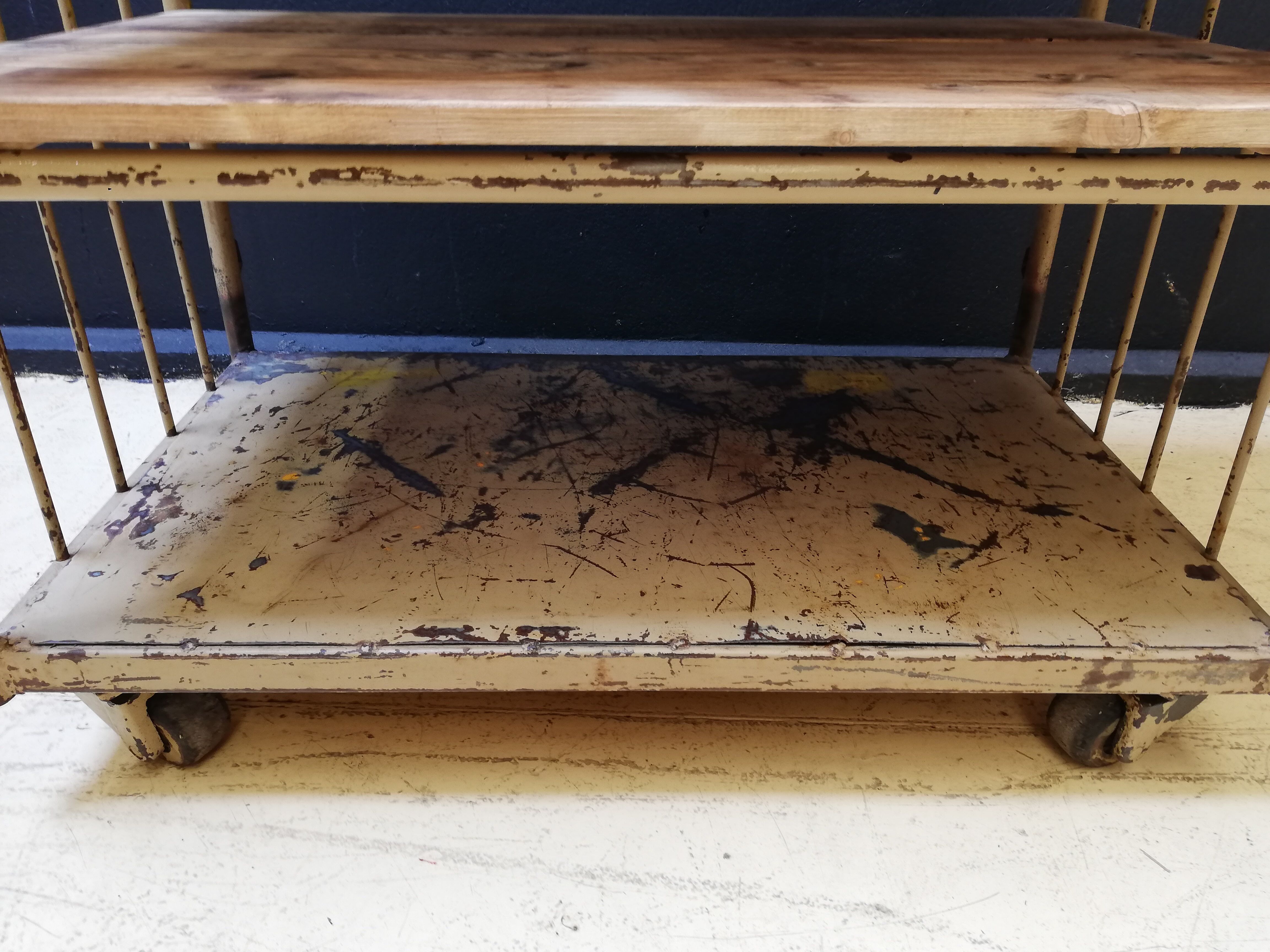 Industrial trolley, roulette shelf