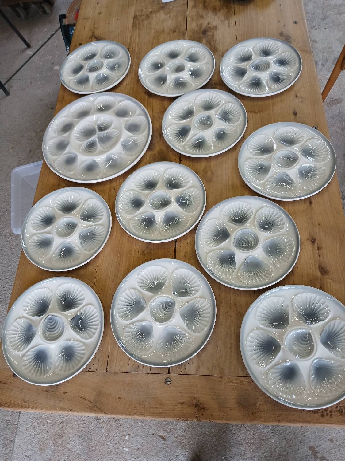 11 plates and 1 oyster dish Moulin des Loups