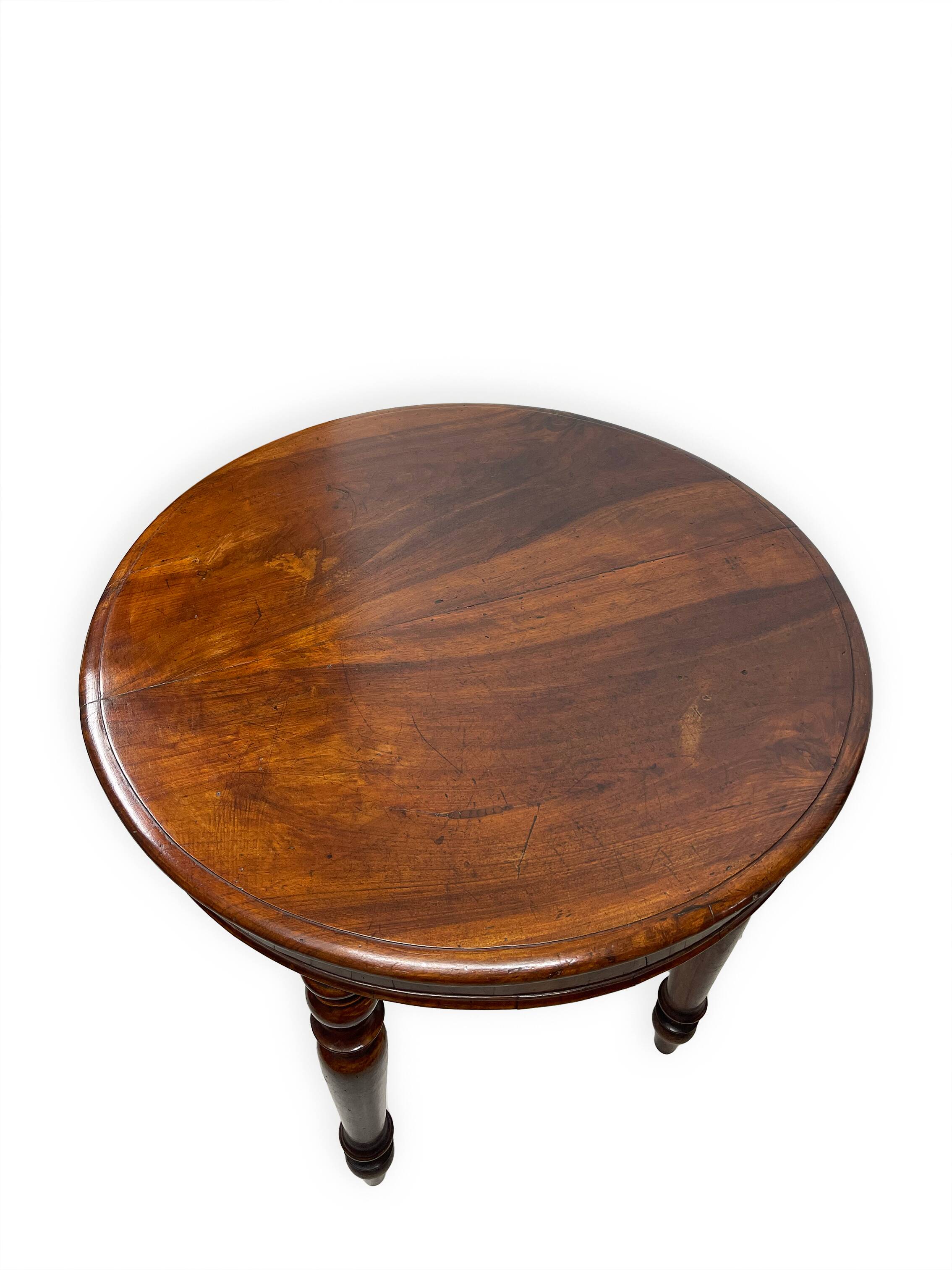 Table ronde italienne en noyer, années 1900