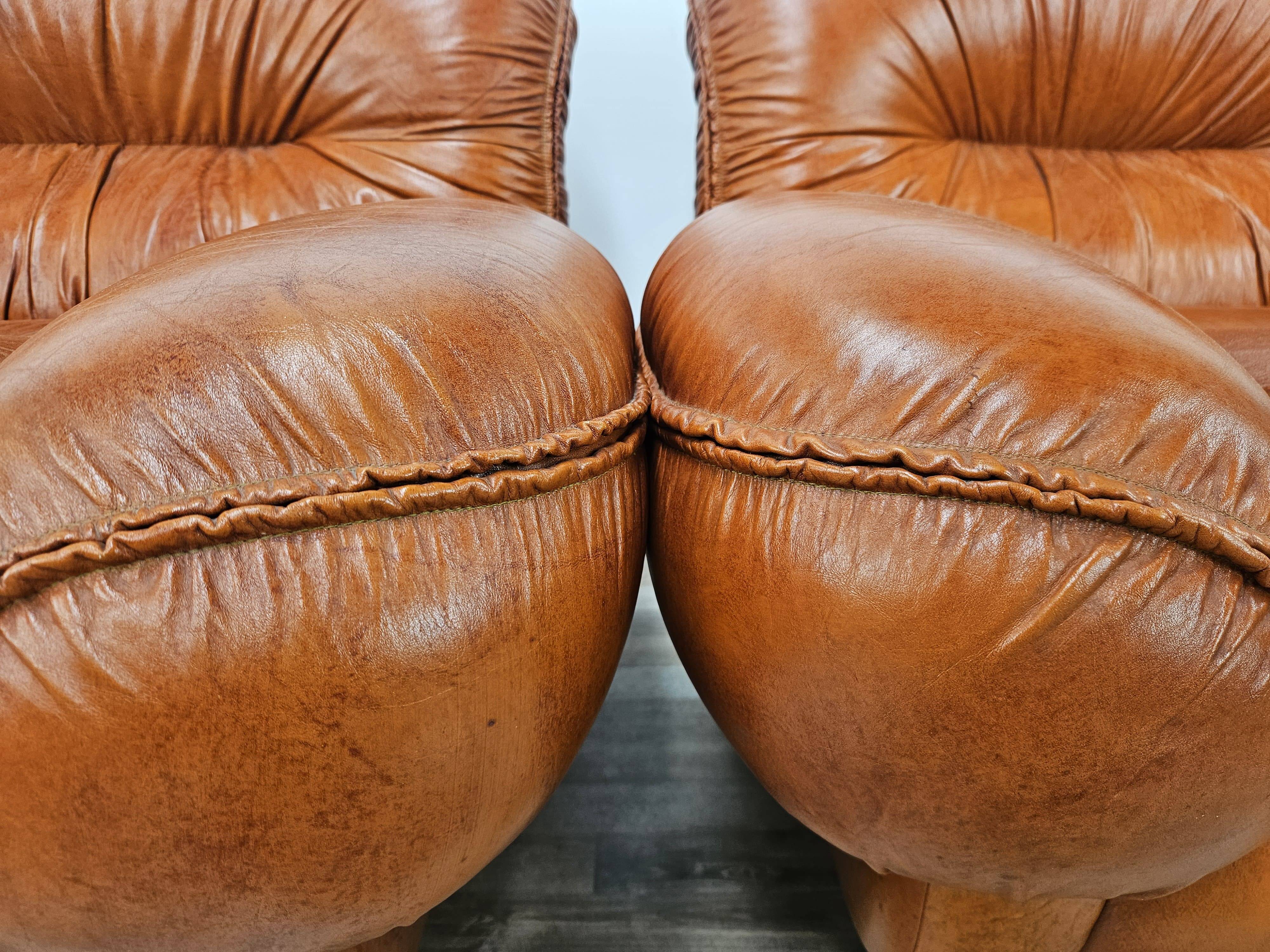 2 fauteuils en cuir cognac, années 1970