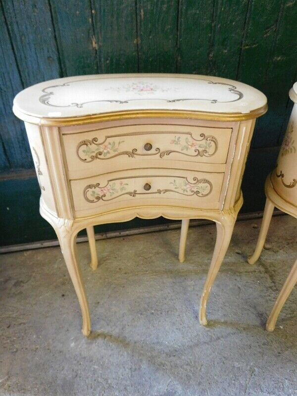Pair of bedsides modele kidney