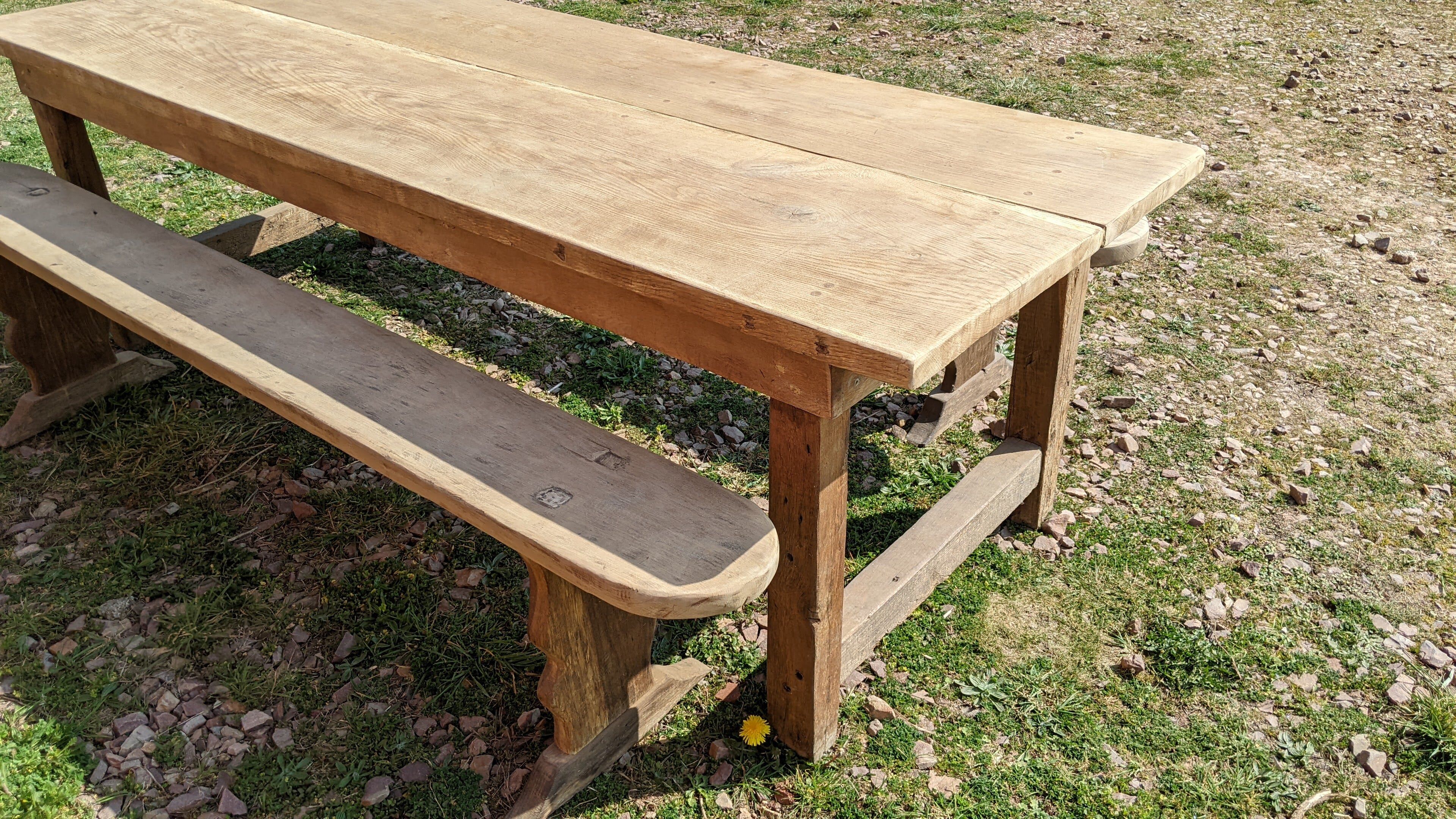 Table de ferme et ses deux bancs
