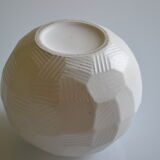 Vase boule à engobe laiteuse
