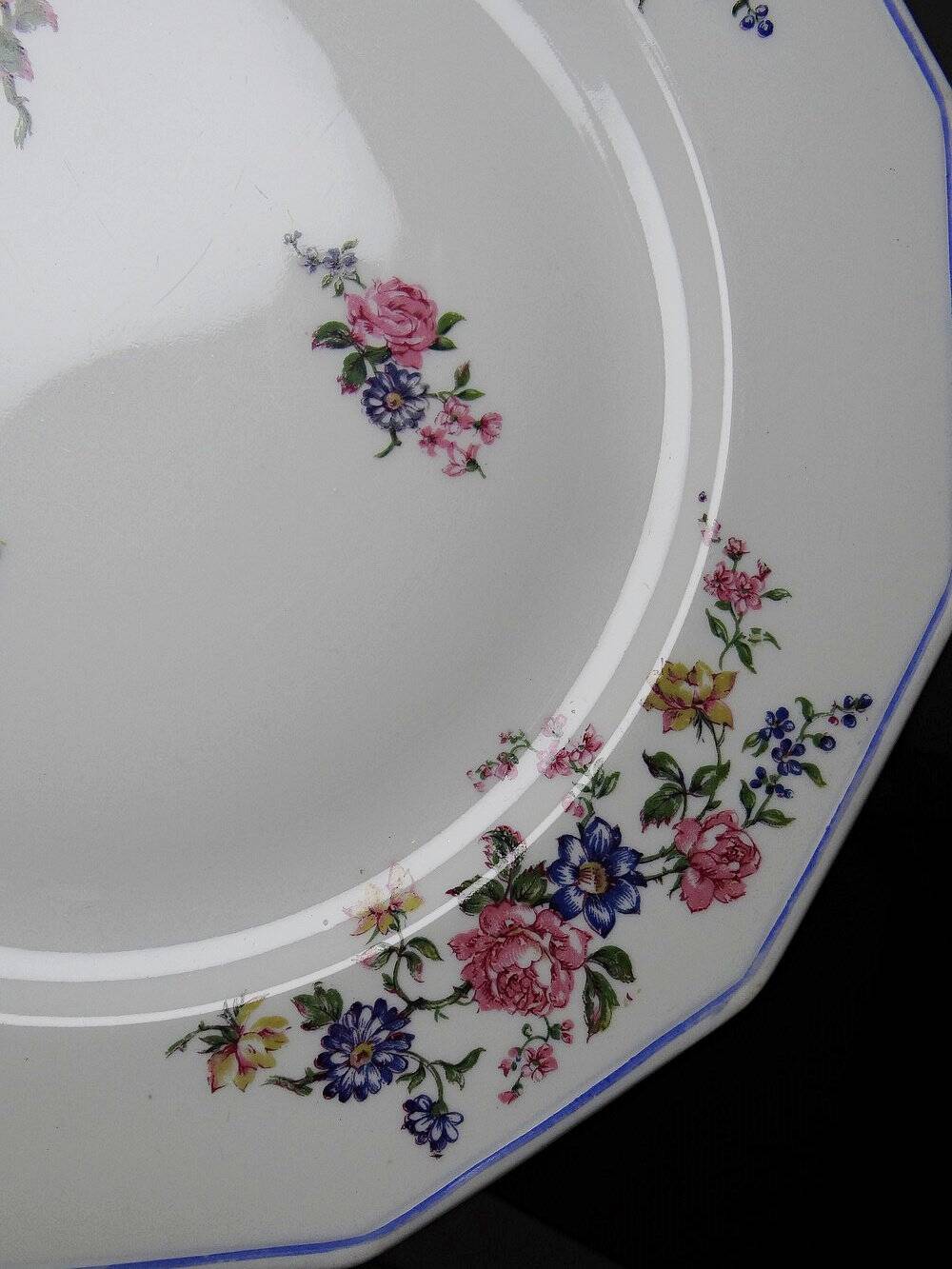 4 flat plates by Bernardaud, Limoges porcelain, floral decoration from the 1920s to 1950s.