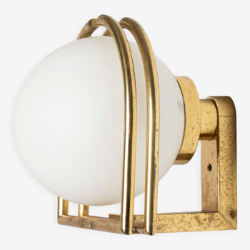 1970s wall lamp / sconce in brass and opaline glass, Italy