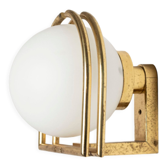 1970s wall lamp / sconce in brass and opaline glass, Italy