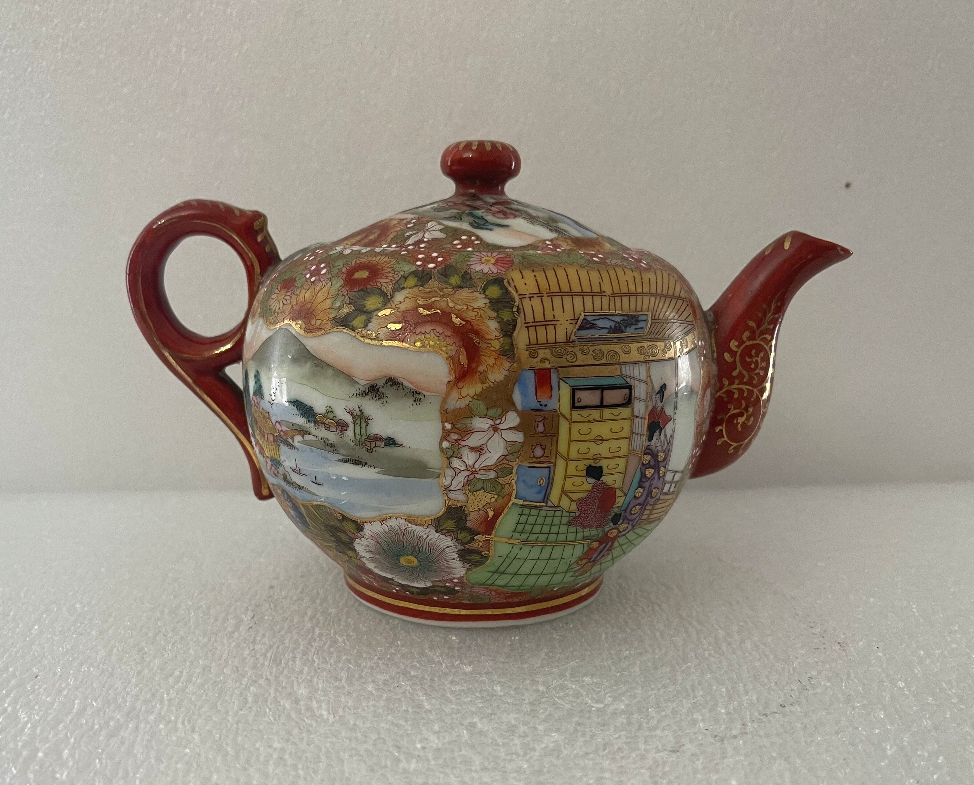 Teapot Satsuma porcelain polychrome décor signed Koshida around 1920