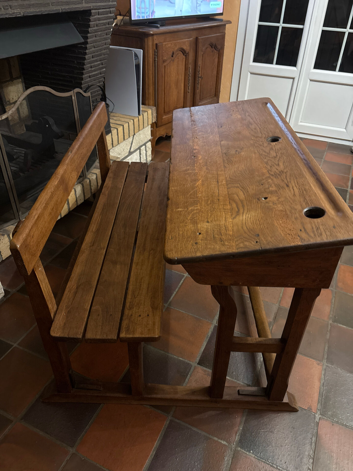 Bureau d’écolier ancien en bois massif avec banc intégré – Vintage