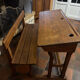 Bureau d’écolier ancien en bois massif avec banc intégré – Vintage