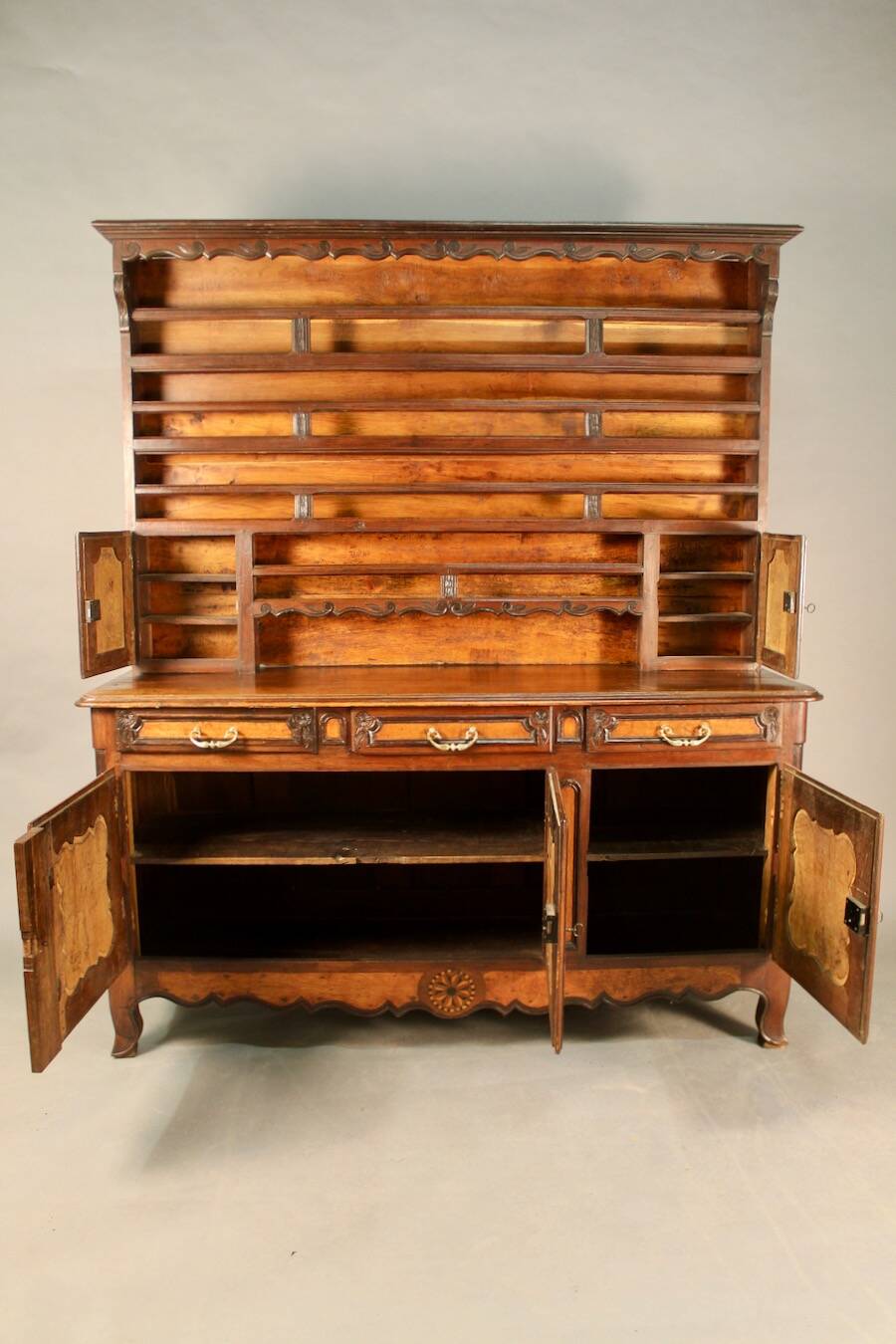 Vaisselier Louis XV en chêne et loupe de frêne