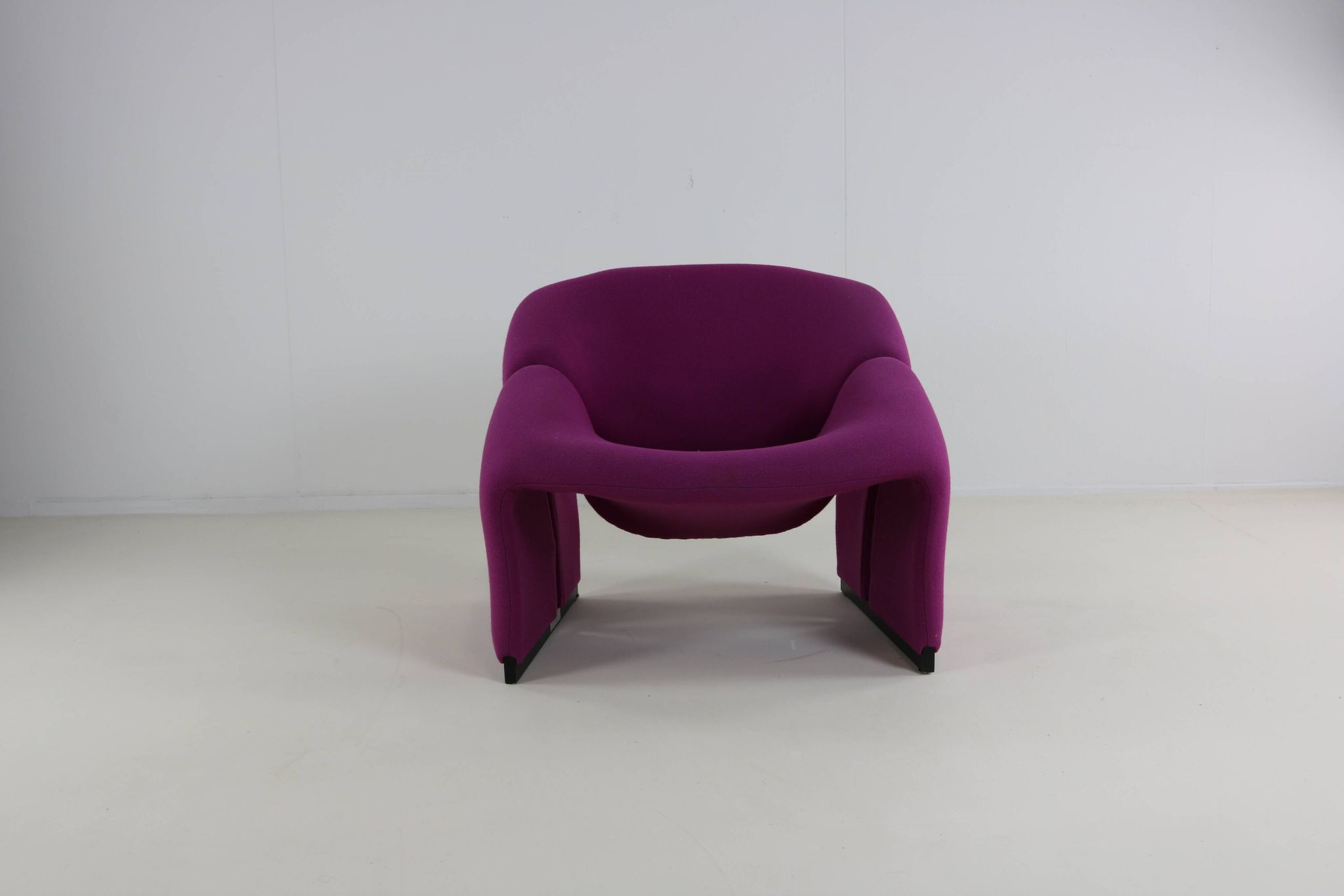 Beautiful and colorful M/Groovy designer chair by Pierre Paulin for Artifort