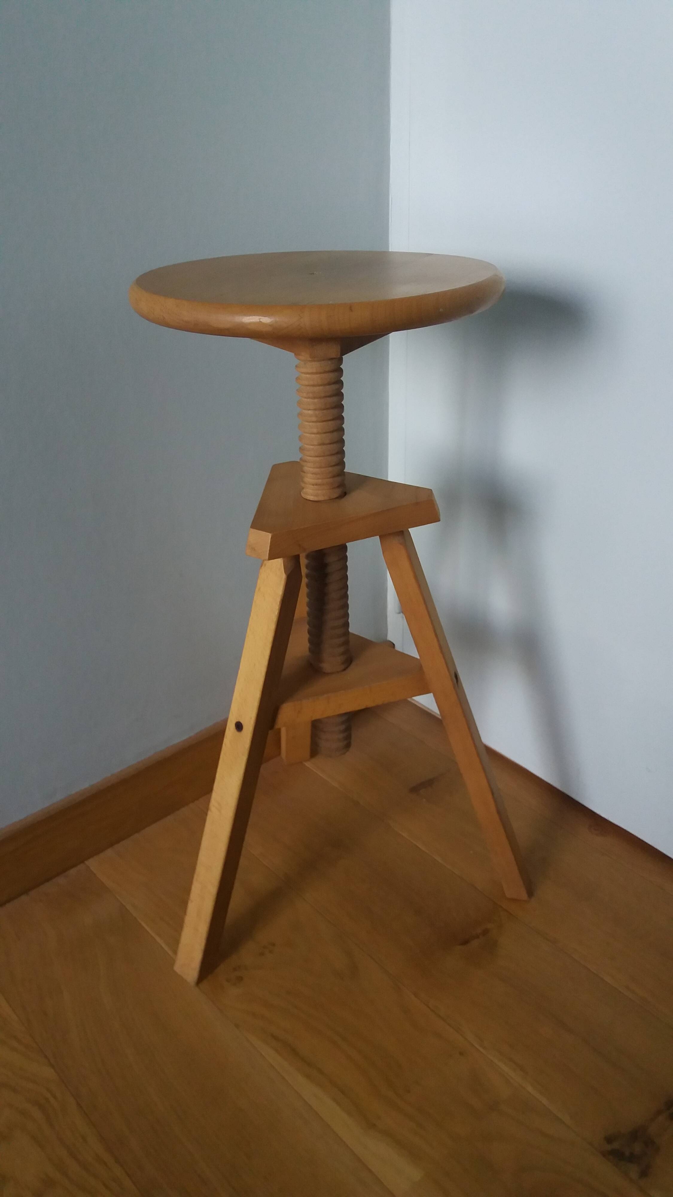 Tripod stool with a screw.