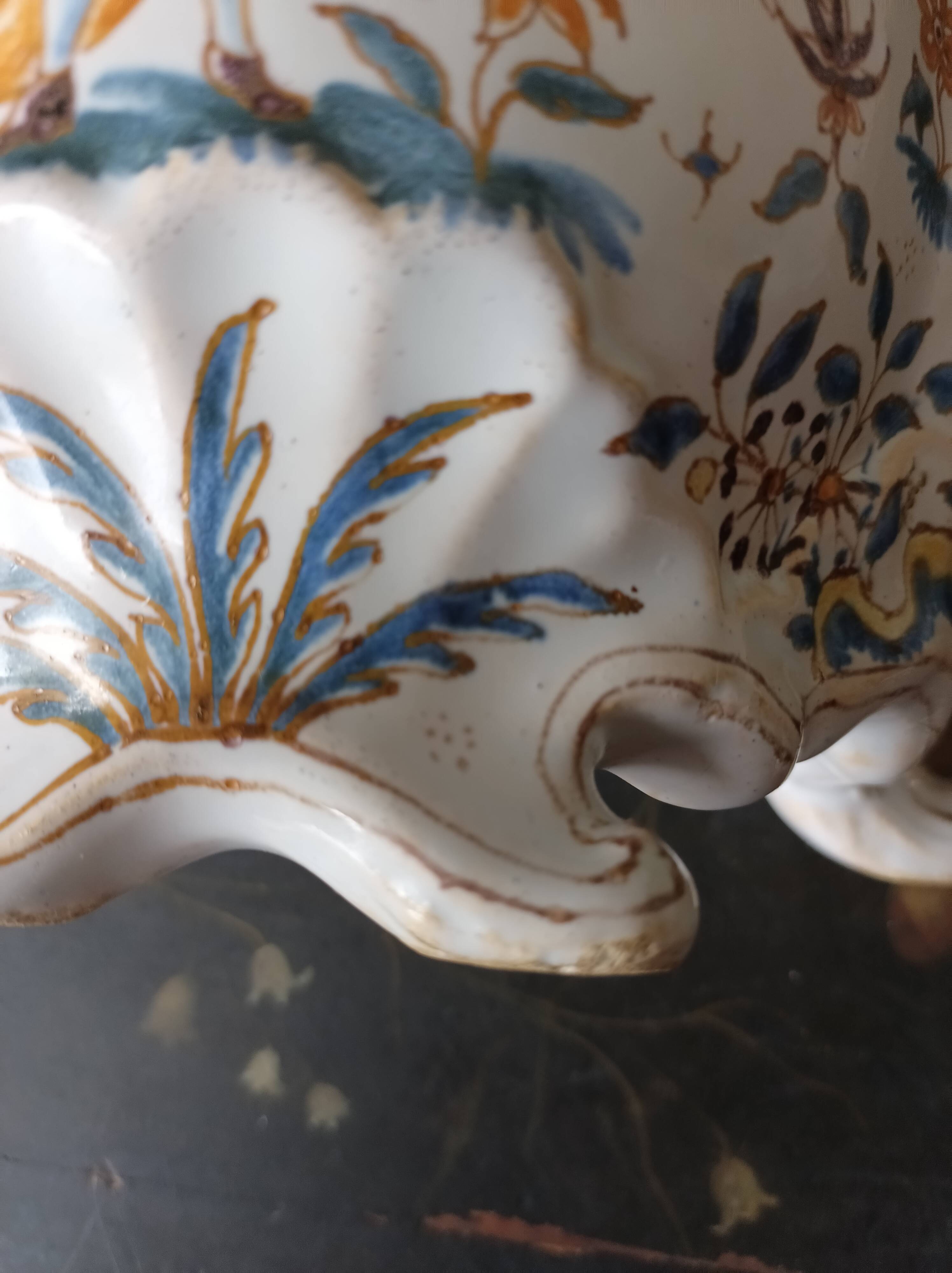 Small planter in Moustier/Rouen style from the 18th century.