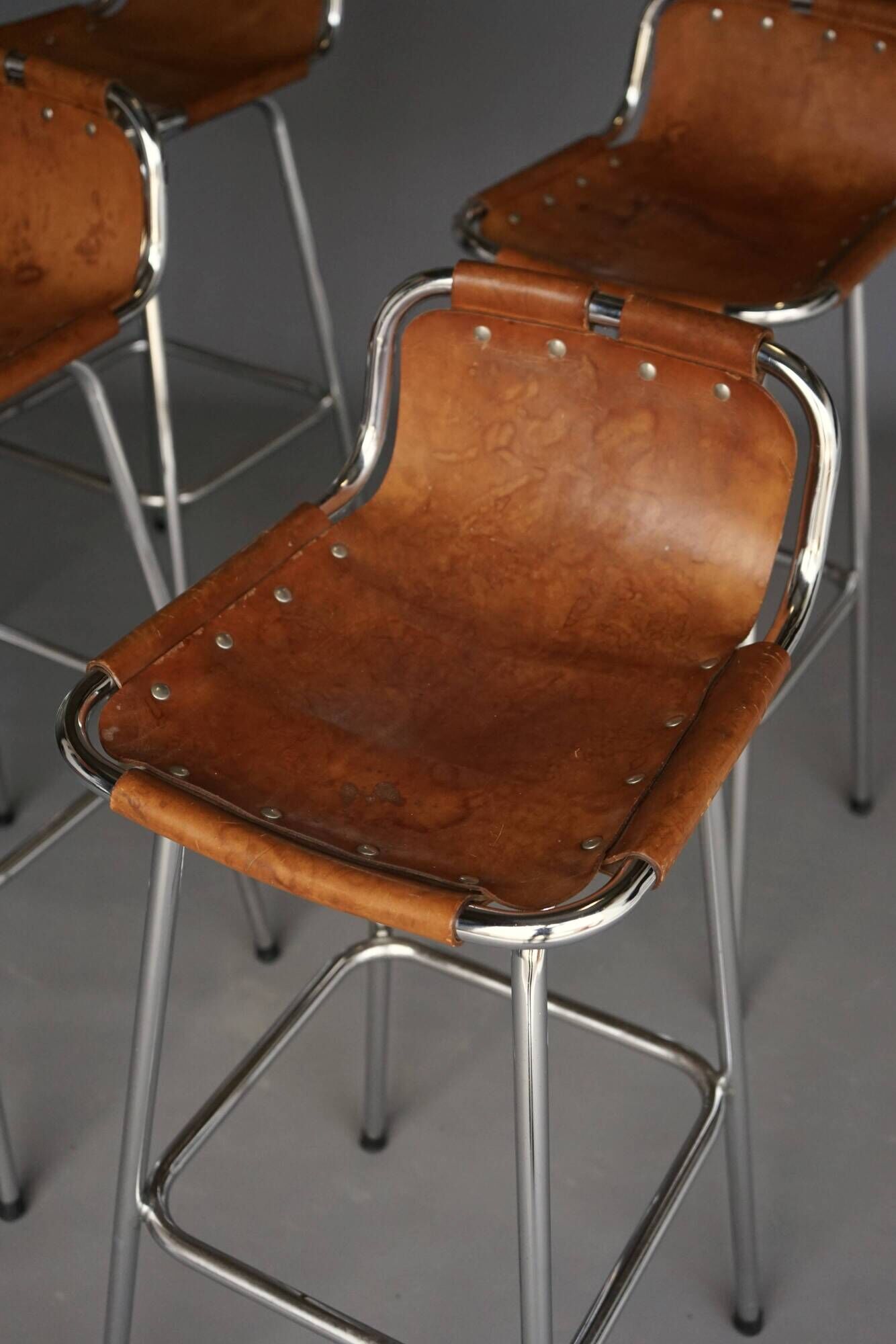 Tabourets de bar « Les Arcs » Dal Vera, sélectionnés par Charlotte Perriand. Lot de 4.
