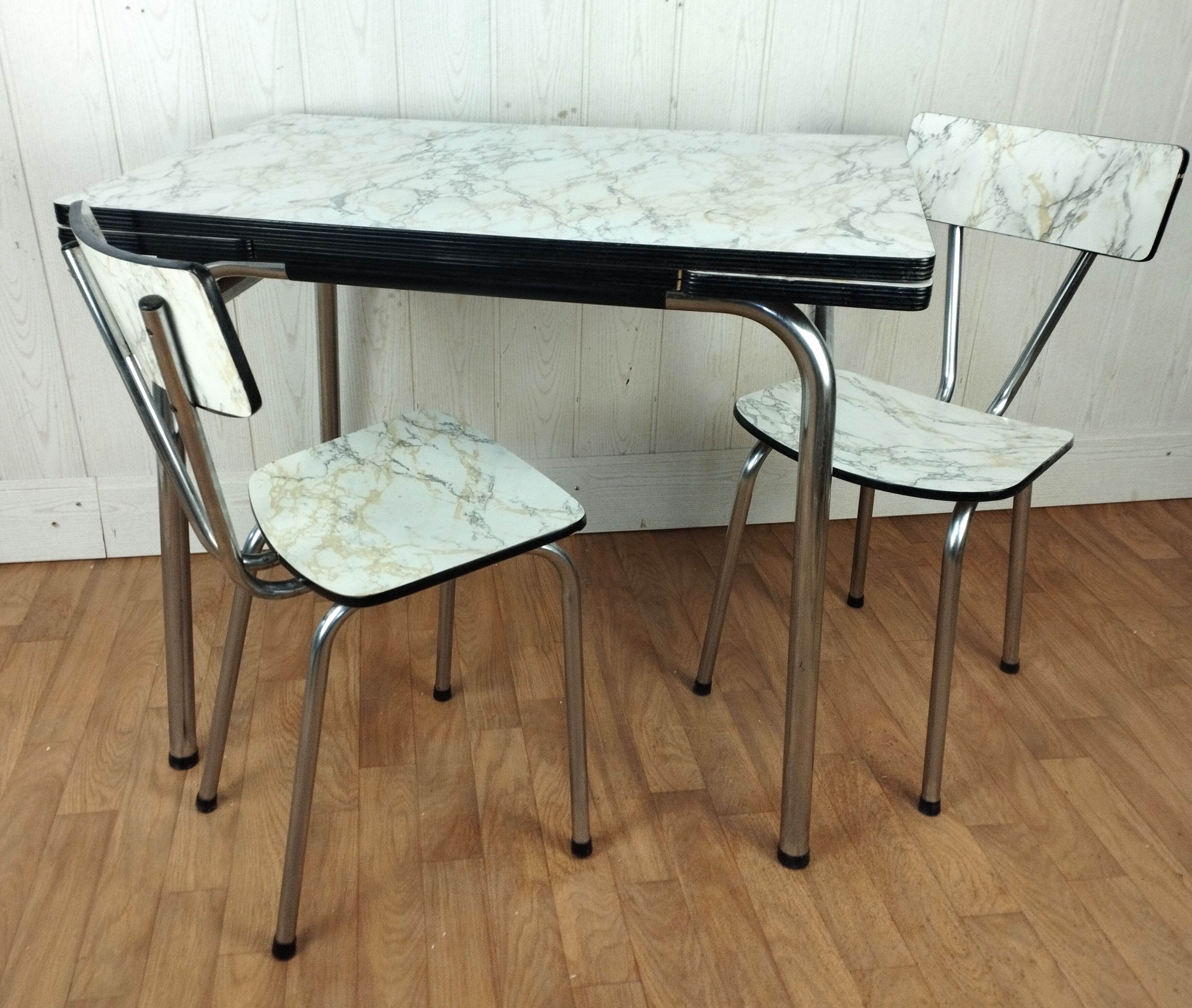 Formica table and its 2 chairs imitation marble
