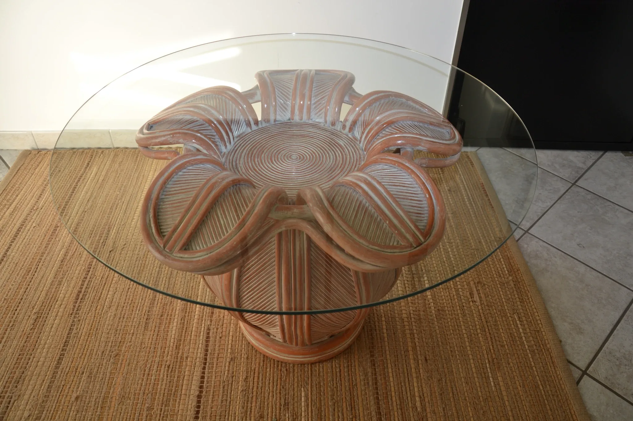 Table fleur en bambou et rotin attr. à Vivai Del Sud