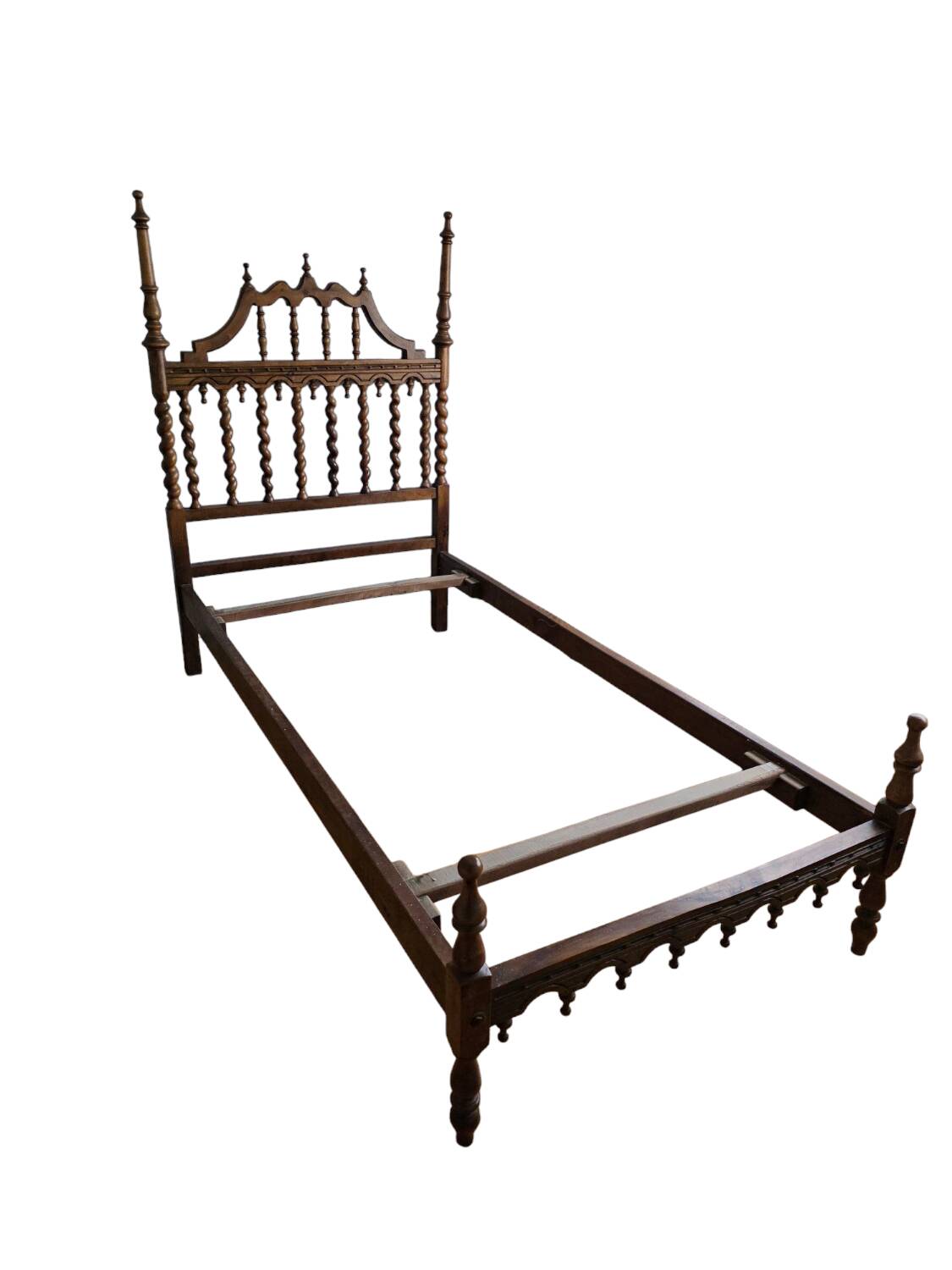 Paire de lits en bois sculpté