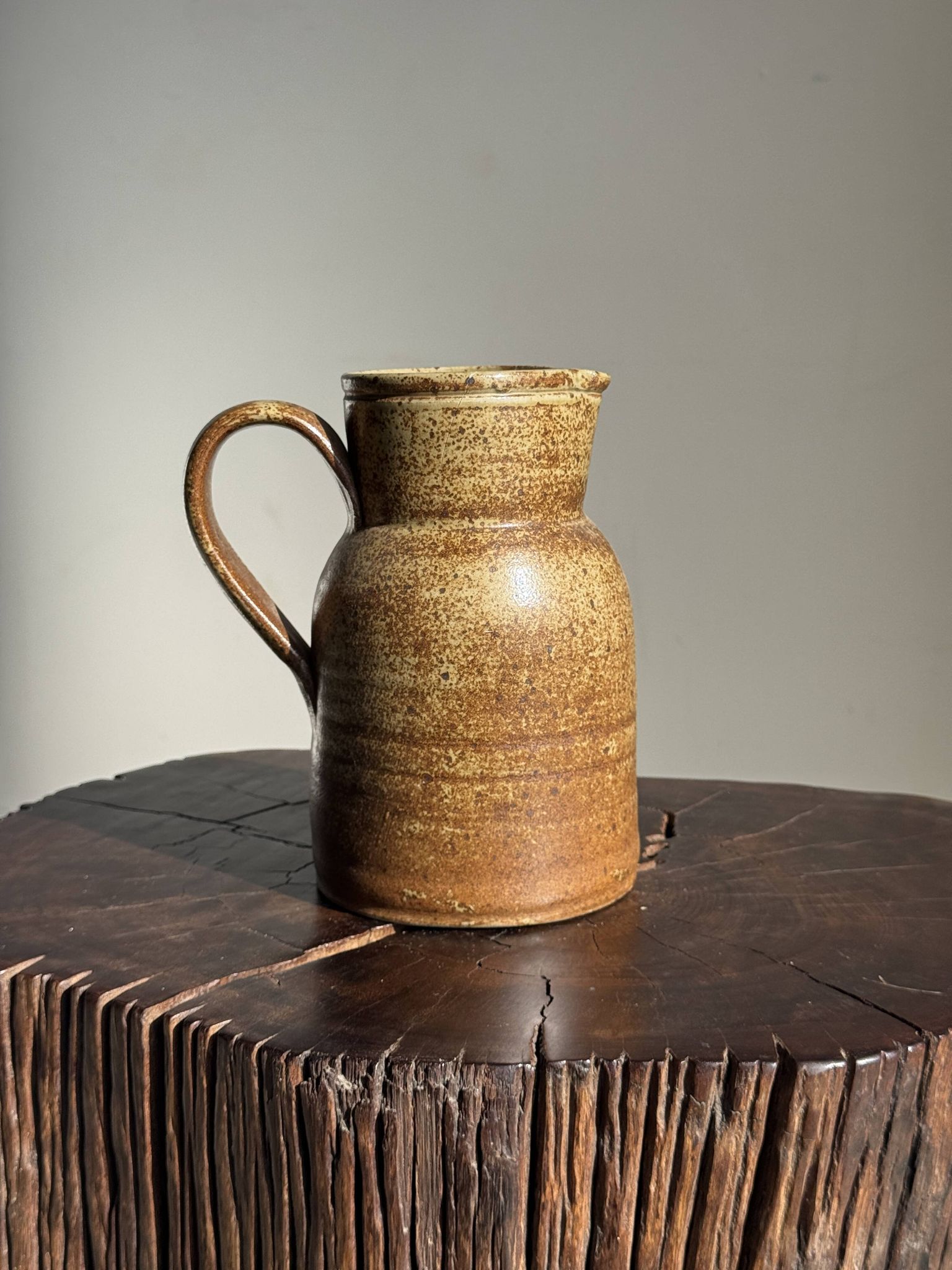 Grande carafe en grès mouchetée pas de marque au dessous H21