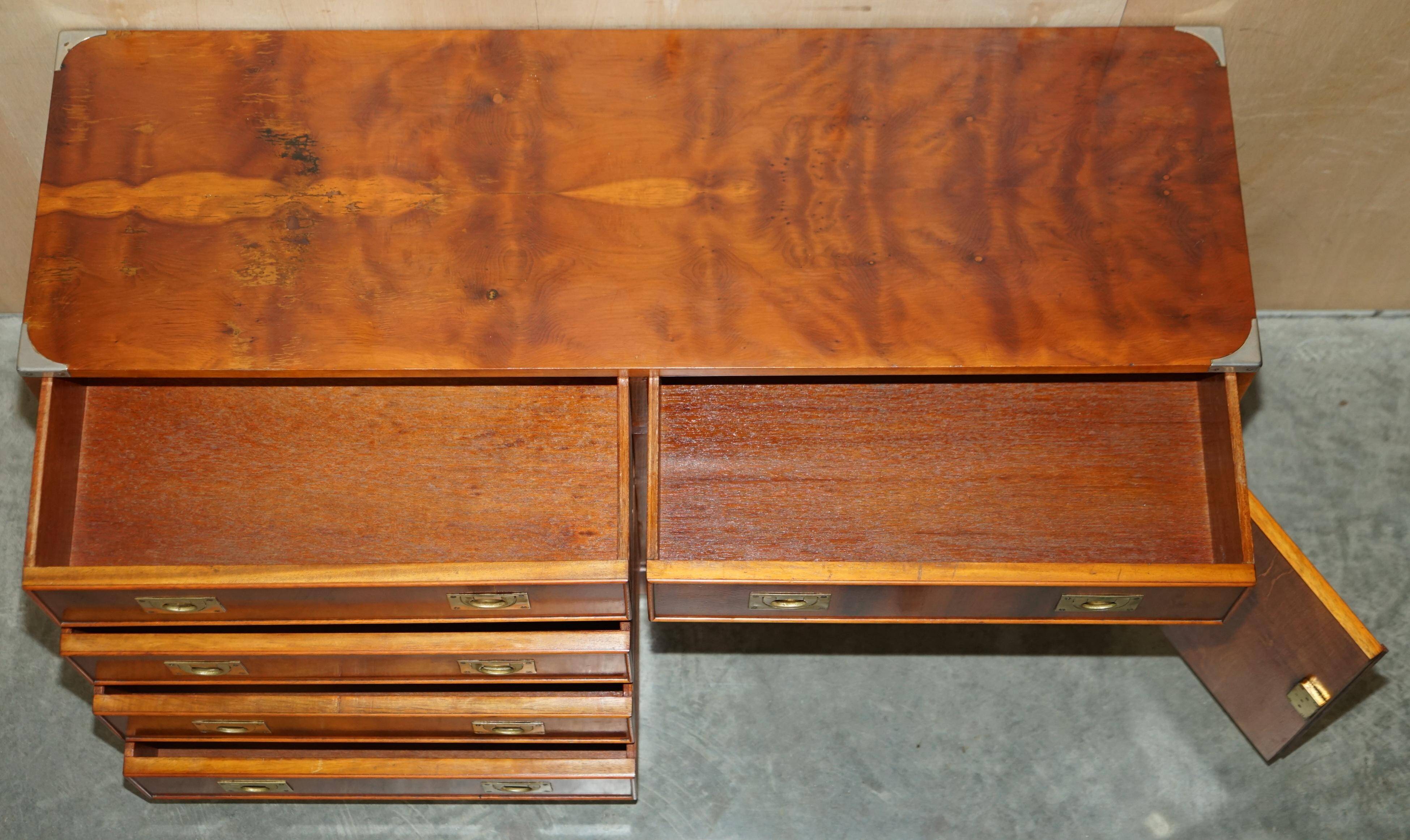 Buffet militaire vintage en bois d'if moucheté - Cabinet bar