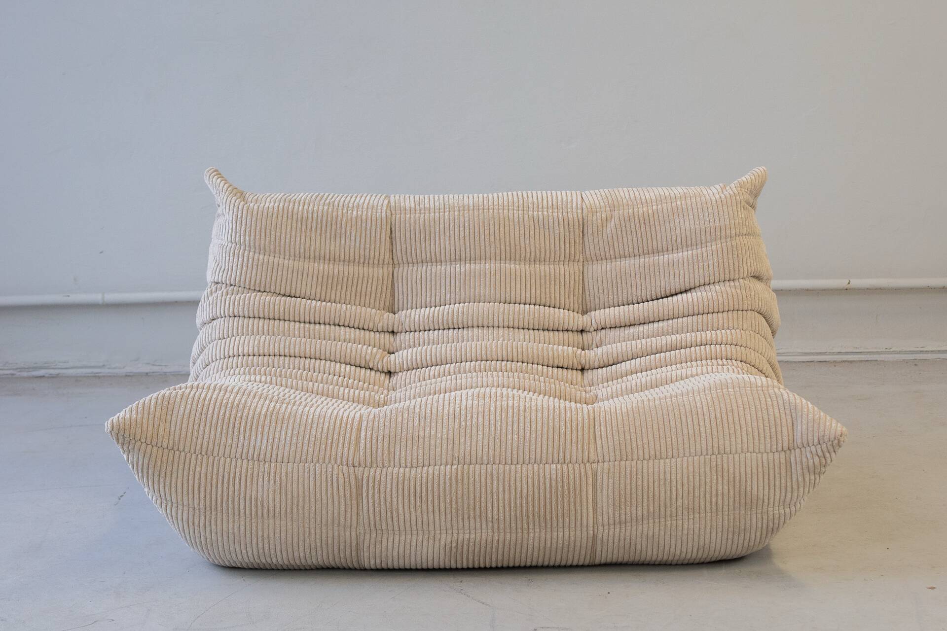 Ensemble de canapé 2 et 3 places et fauteuil d'angle en velours beige.