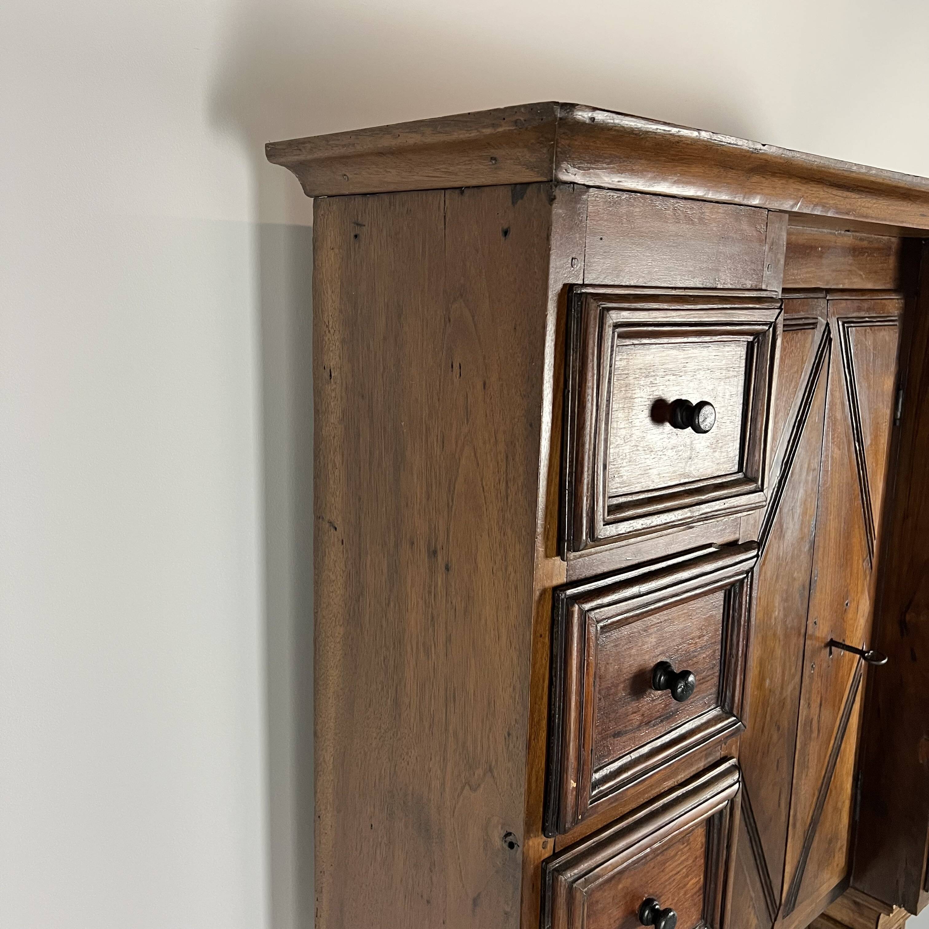 Stipo Monetiere, Piedmont 17th century cabinet with 8 drawers, in walnut, Italy