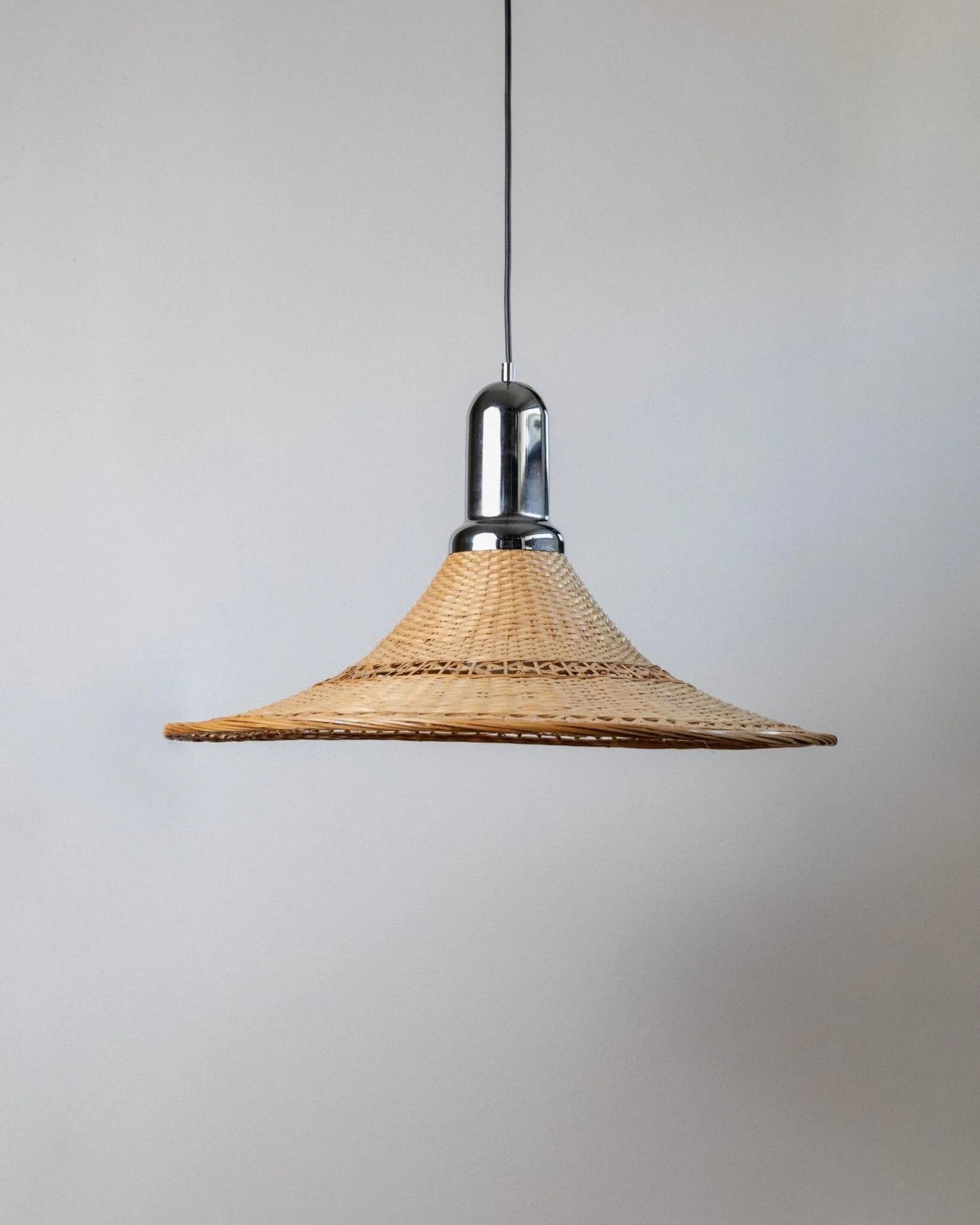 Grand lampadaire vintage en osier avec un dessus en chrome et un abat-jour en osier naturel – lumière suspendue italienne des années 1970 de l'ère spatiale.