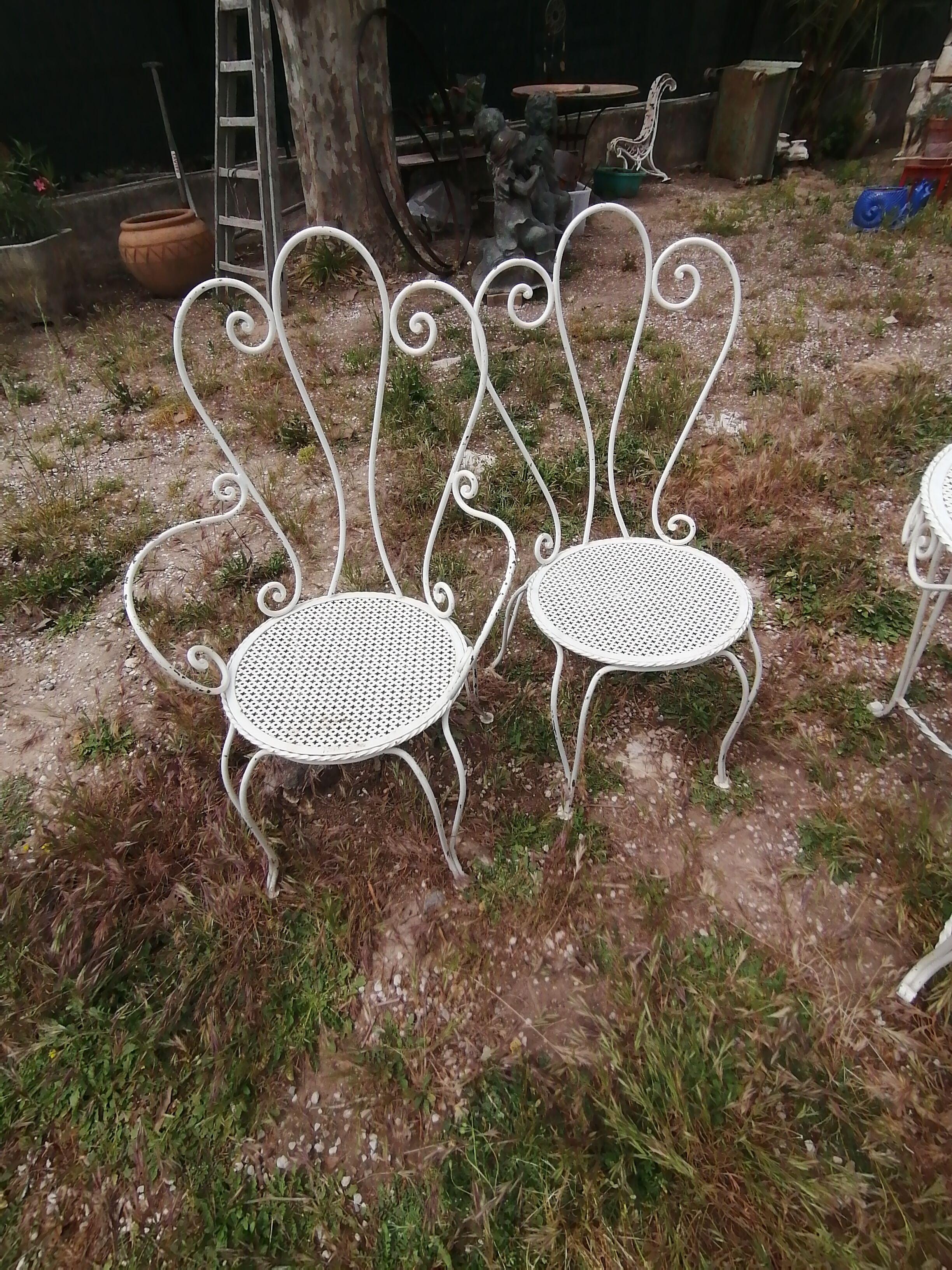 Garden furniture in wrought iron of the 70s. 5 pieces, oval table.