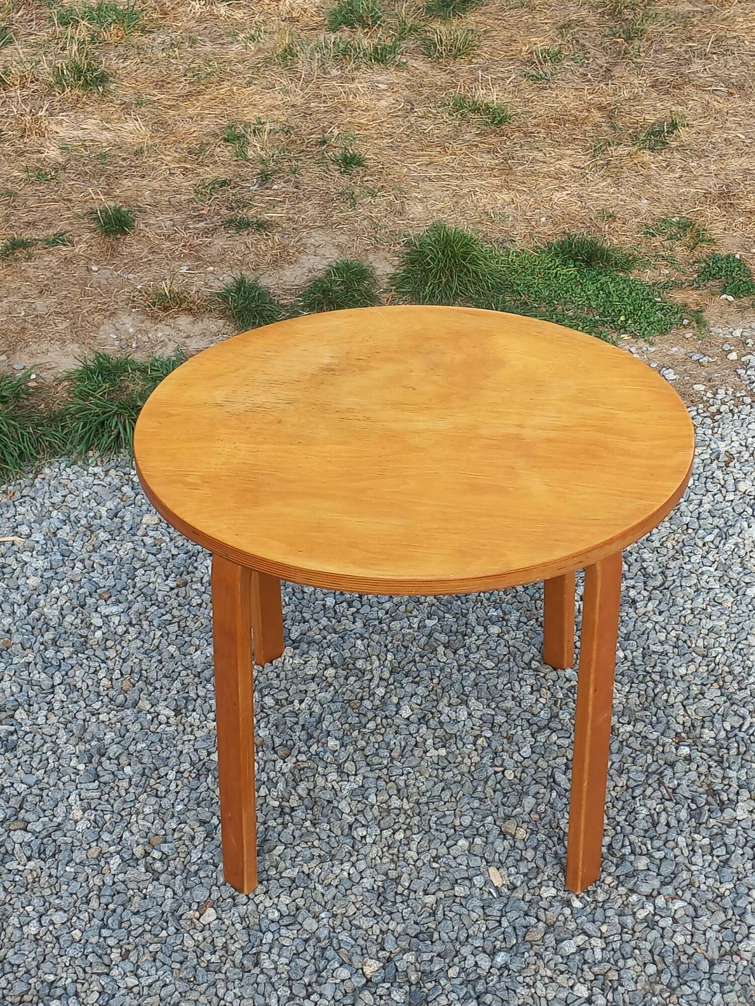 1970s Scandinavian-style coffee table in birch veneer.