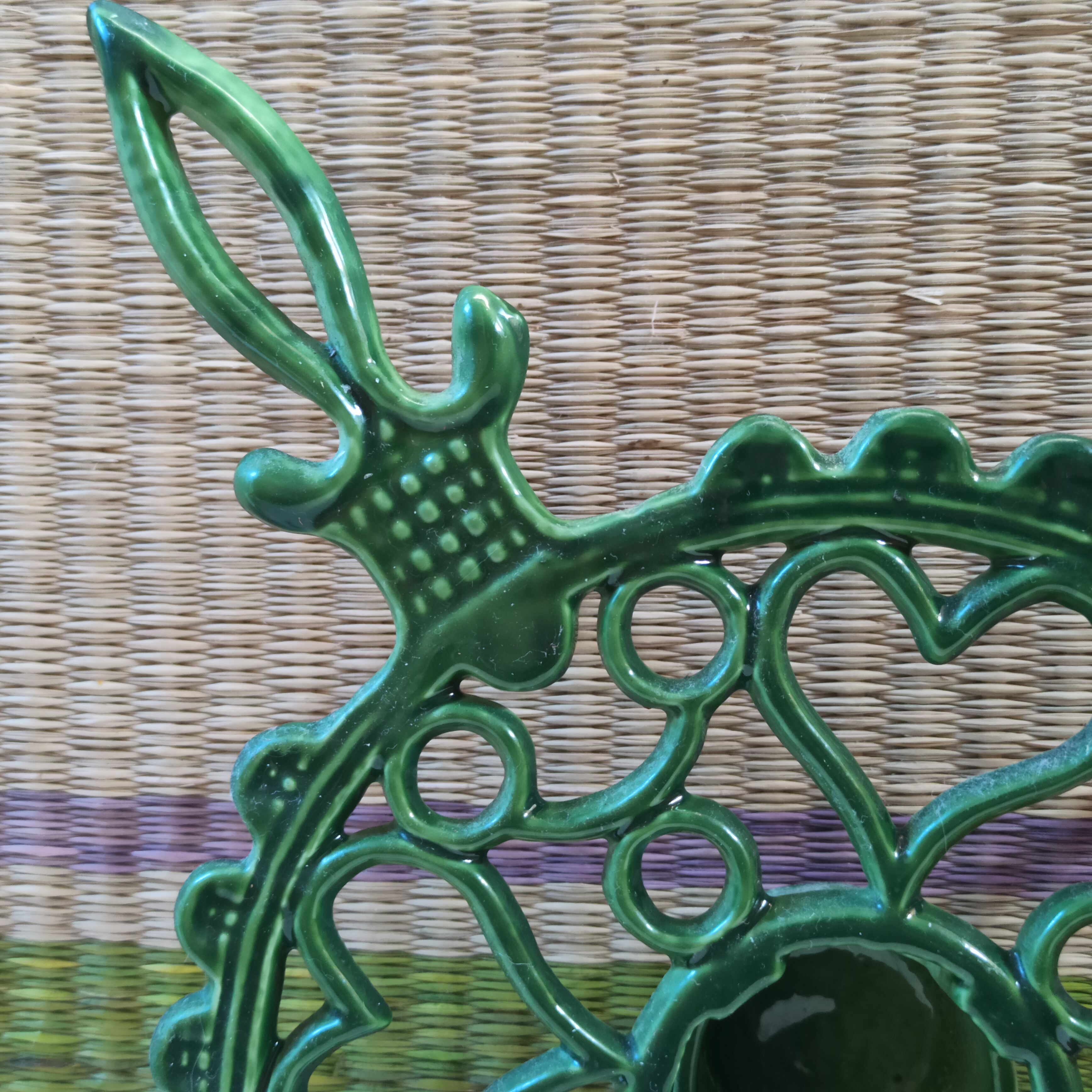 Enamelled cast iron underside