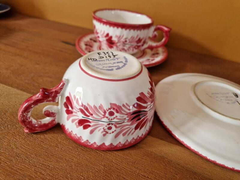 Henriot in Quimper - Set of 2 cups and saucers with a floral design.