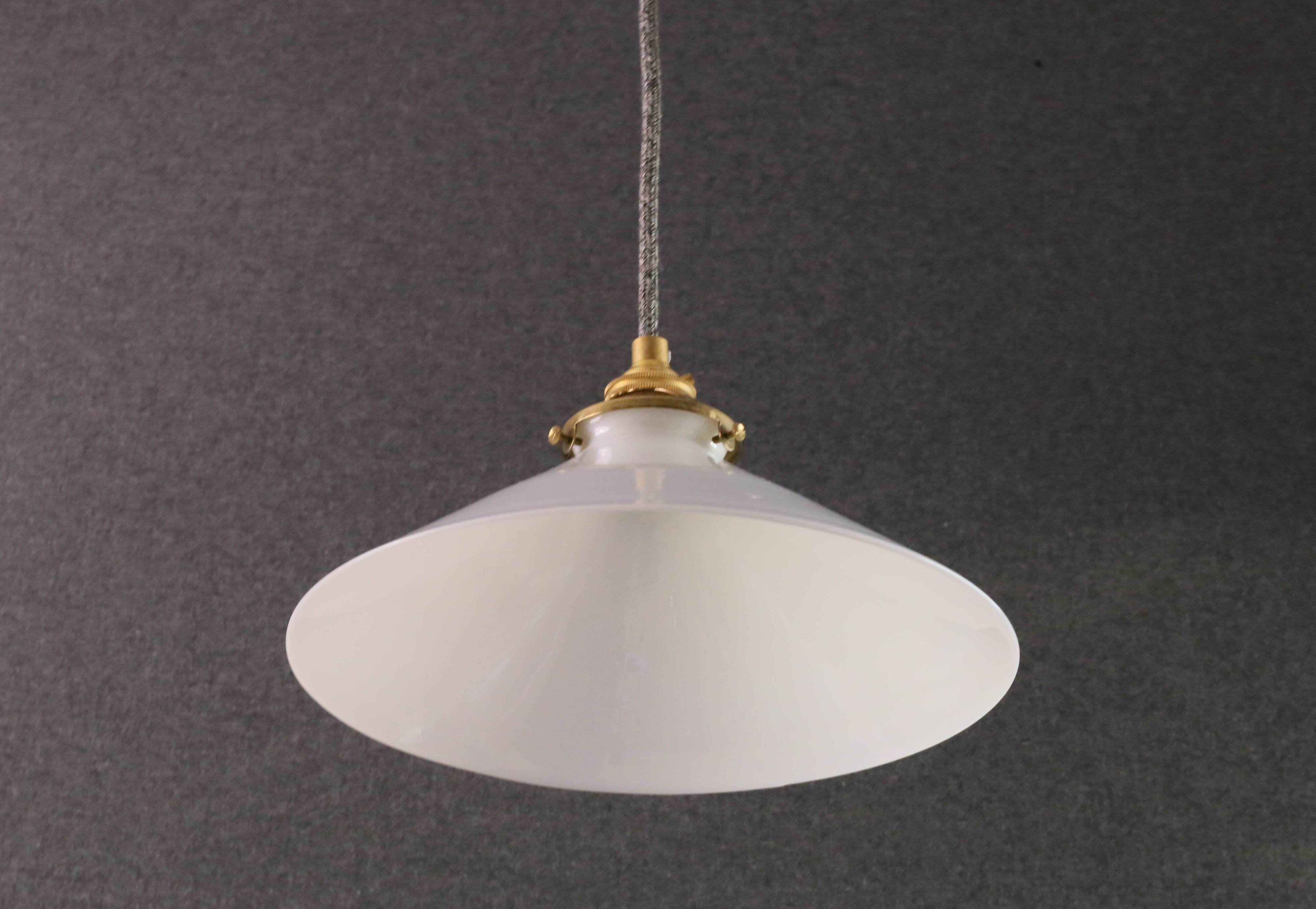Suspension in high white opaline - delivered with a new cable and socket