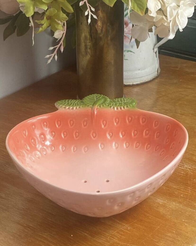 Strawberry-shaped earthenware salad bowl